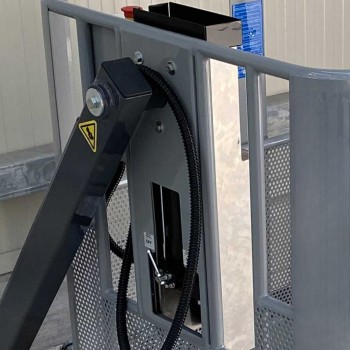 Self-leveling fixed man basket for 2 people