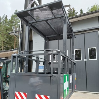 Suspended iron man basket for tower cranes with roof for 4 people