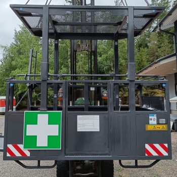 Suspended iron man basket for tower cranes with roof for 4 people